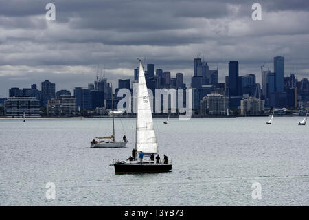 Melbourne City Skyline Blick an einem bewölkten Tag vom Hafen von Williamstown, Victoria, Australien. Stockfoto