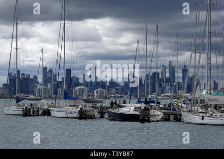 Melbourne City Skyline Blick an einem bewölkten Tag vom Hafen von Williamstown, Victoria, Australien. Stockfoto