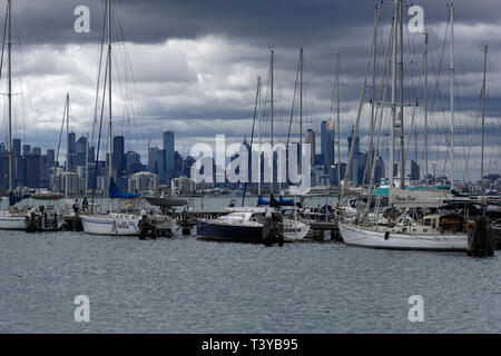 Melbourne City Skyline Blick an einem bewölkten Tag vom Hafen von Williamstown, Victoria, Australien. Stockfoto