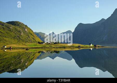 Die robuste Sommer Küste und die Berglandschaft der Insel Flakstadøya im Archipel in Nordland Lofoten norwegen Stockfoto
