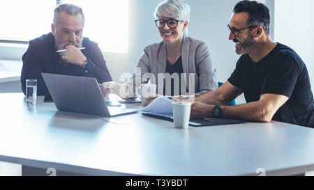 Business Team treffen um einen Tisch im Amt. Gruppe von Mann und Frau über die Arbeit im Büro. Stockfoto