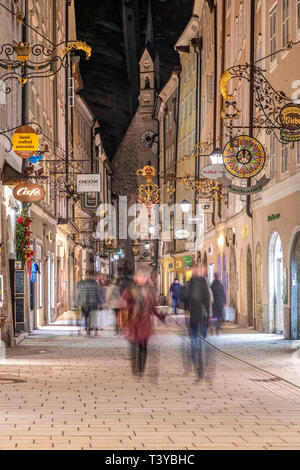 Getreidegasse Fußgängerzone bei Nacht, Salzburg, Österreich Stockfoto