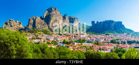 Stadt Kalampaka mit Metora Klippen und Kloster, Griechenland. Stockfoto