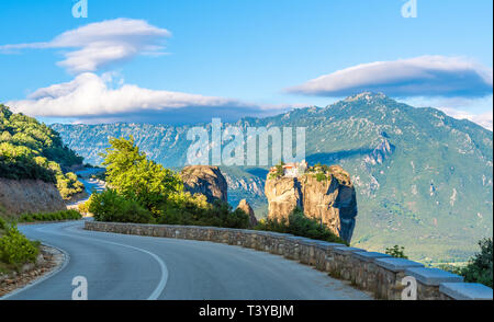 Straße auf Meteora Region, im Hintergrund das Kloster der Heiligen Dreifaltigkeit, Meteora, Griechenland Stockfoto