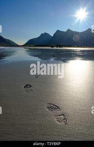 Wanderstiefel für Touristen am Strand Skagsanden auf der Insel Flakstadøya In den Lofoten-Inseln Nordland Norwegen - hinterlassen Sie nur Fußabdrücke Stockfoto