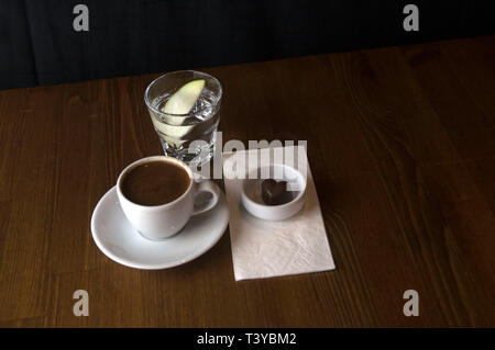 Zitronensaft mit einer Tasse Kaffee und Schokolade Stockfoto