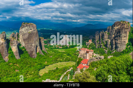 Landschaft mit Klöstern und Felsformationen in Meteora, Griechenland. Stockfoto