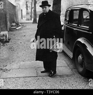 Winston Churchill an der Hintertür der Downing Street, nachdem er gerade von dem japanischen Angriff auf Pearl Harbor erfahren hatte. Dezember 1941 Stockfoto