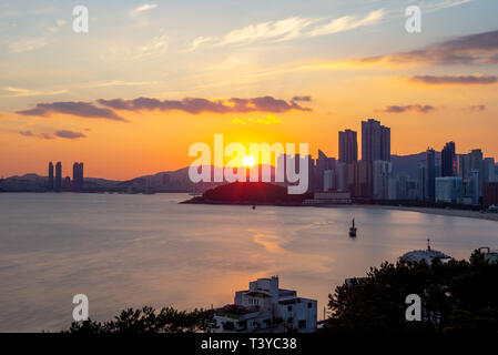 Gwangan Bridge und die Skyline von Haeundae in Busan Stockfoto