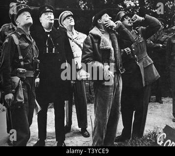 Winston Churchill in der Normandie nach D Day mit General O'Connor, Feldmarschall Smuts, Montgomery und General Brooke. Juli 1944 Stockfoto