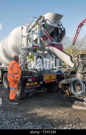 Presteigne, Powys, Wales, UK. Ein Lkw liefern fertige Mischung Beton, in der Grundstein für ein neues Gebäude gepumpt werden. Stockfoto