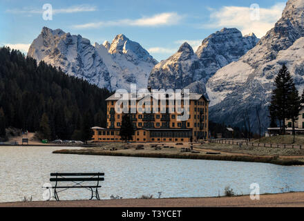 Einen ruhigen Blick auf den Sonnenaufgang über den See von Misurina, einem See in den Dolomiten d'Ampezzo, nicht weit von der Stadt Cortina, mit dem majestätischen Felswände Stockfoto