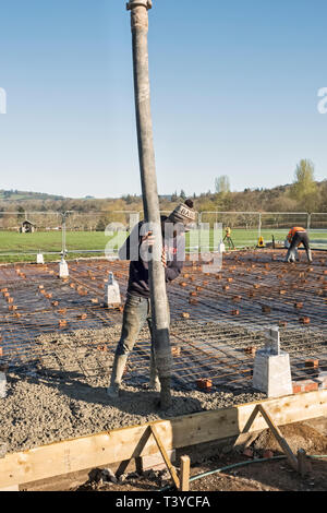 Presteigne, Powys, Wales, UK. Pumpen Ready Mix Beton die Etage eines Neubaus zu bilden Stockfoto