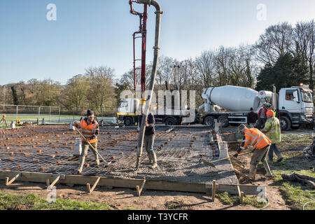 Presteigne, Powys, Wales, UK. Pumpen Ready Mix Beton die Etage eines Neubaus zu bilden Stockfoto