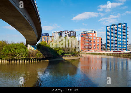 Neue Wohnung Gebäude am Bug Creek, Pappel, London, UK, mit Bow Creek Ökologie Park und der Docklands Light Railway Überführung. Stockfoto