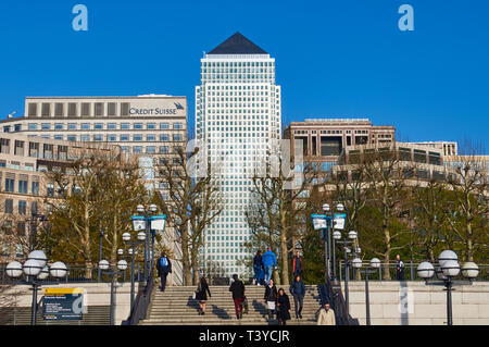 Eingang zum Geschäftsviertel Canary Wharf von Riverside Promenade, London, UK. Stockfoto