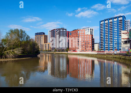 Neue Wohnungen entlang der Ufer an Bug Creek, Pappel, London, UK Stockfoto