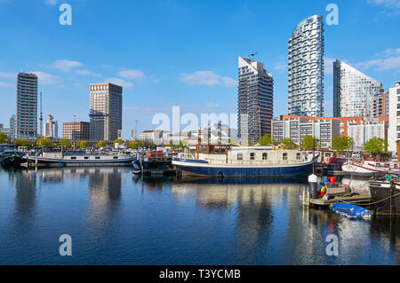 Poplar Dock Marina in East London, UK, mit neuen Wohnanlagen Stockfoto