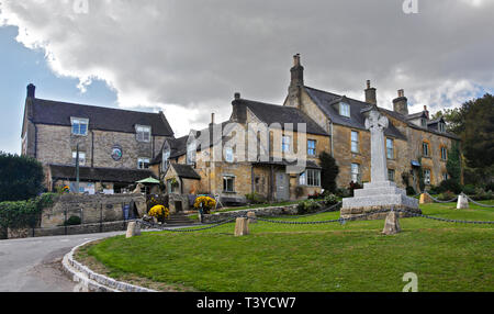 Trainer und Pferde Pub und Kriegerdenkmal, Longborough, Gloucestershire, England Stockfoto