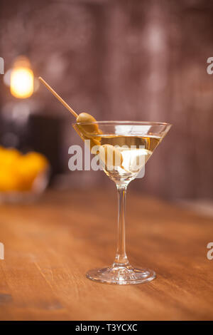 Transparentes Glas gefüllt mit trockenen weißen Martini an der Bar. Edle Spirituosen. Frische Getränke. Stockfoto