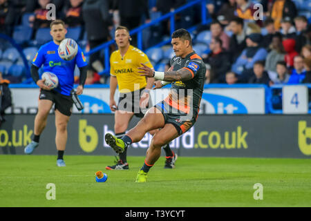 11. April 2019, John Smiths Stadion, Huddersfield, England; Betfred Super League, Runde 10, Huddersfield Riesen vs Castleford Tiger; Peter Mata'utia von Castleford Tiger mit einer Umwandlung Kredit Craig Milner/News Bilder Stockfoto