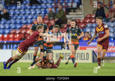 11. April 2019, John Smiths Stadion, Huddersfield, England; Betfred Super League, Runde 10, Huddersfield Riesen vs Castleford Tiger; Michael Shenton (4) Der castleford Tiger ist von Aaron Murphy in Angriff genommen (11) von Huddersfield Riesen Credit Mark Cosgrove/News Bilder Stockfoto