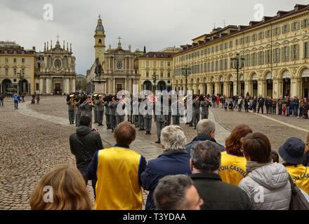 Turin, Piemont, Italien. April 2019. Auf der Piazza San Carlo eine Ausstellung der militärischen Korps der Bersaglieri. Der Trompeter team Märsche spielen Der Stockfoto