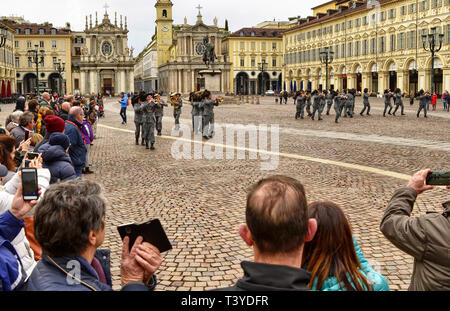 Turin, Piemont, Italien. April 2019. Auf der Piazza San Carlo eine Ausstellung der militärischen Korps der Bersaglieri. Der Trompeter team Märsche spielen Der Stockfoto