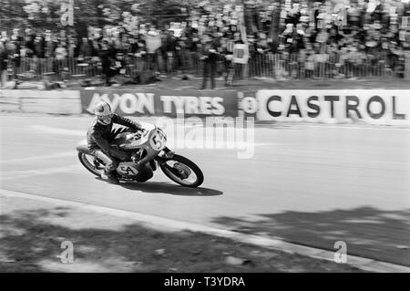 Motorrad Racing am Crystal Palace in der Nähe von London im Jahre 1968. Ein Motorrad Racer, die Nummer 54, in der Annäherung an einen auf der Strecke zu verbiegen. Das Crystal Palace Rennstrecke wurde 1972 geschlossen. Stockfoto