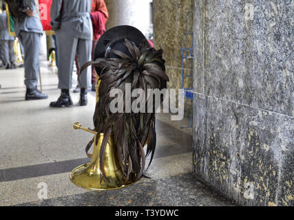 Turin, Piemont, Italien. April 2019. Eine Versammlung der Bersaglieri: Warten die Fanfare Performance, die sie miteinander sprechen zu starten. Im Vordergrund, t Stockfoto