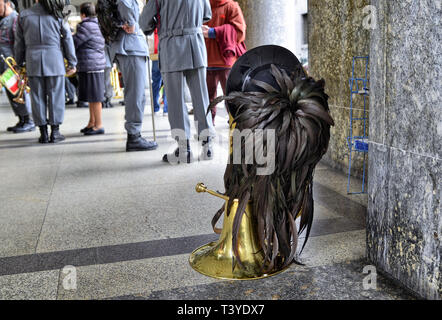 Turin, Piemont, Italien. April 2019. Eine Versammlung der Bersaglieri: Warten die Fanfare Performance, die sie miteinander sprechen zu starten. Im Vordergrund, t Stockfoto