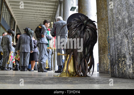 Turin, Piemont, Italien. April 2019. Eine Versammlung der Bersaglieri: Warten die Fanfare Performance, die sie miteinander sprechen zu starten. Im Vordergrund, t Stockfoto