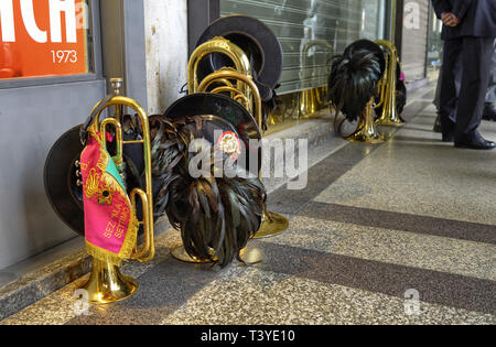 Turin, Piemont, Italien. April 2019. Eine Versammlung der Bersaglieri: Warten die Fanfare Performance, die sie miteinander sprechen zu starten. Im Vordergrund, t Stockfoto