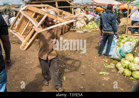 Kisumu, Kenia - 8. März 2019 - ein Tischler trägt ein Detail der Sessel, in Kibuye Markt, dem größten Open-Air-Markt in Ostafrika Stockfoto