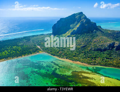 Luftaufnahme von Mauritius Insel Panorama und berühmten Berg Le Morne Brabant, wunderschöne blaue Lagune und Unterwasser Wasserfall Stockfoto