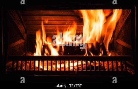 Brennholz brennt im Kamin in der Nacht, in der Nähe Hintergrund Foto Stockfoto