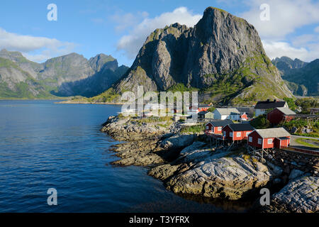 Hamnoy Brücke Sicht der roten Rorbu Häuser von Hamnoy Fischerdorf und Landschaft auf Moskenesøya in die Lofoten Nordland in Norwegen. Stockfoto