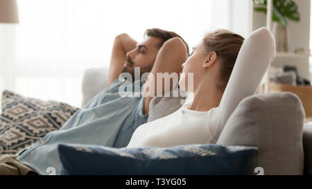 Friedlicher Mann und Frau lehnte sich auf dem Sofa entspannen zurück Stockfoto