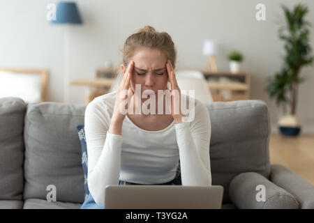 Verärgert Frau leidet unter Kopfschmerzen, berühren, Tempel, Gefühl, Schmerz Stockfoto