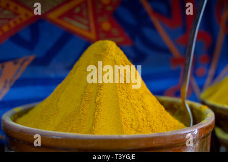 Ein Berg von gelbe Gewürz Gelbwurz und Curry in einen Basar. Zähler mit orientalischen Gewürzen Gelbwurz und Curry. Hellen Saucen und Gewürze. Stockfoto