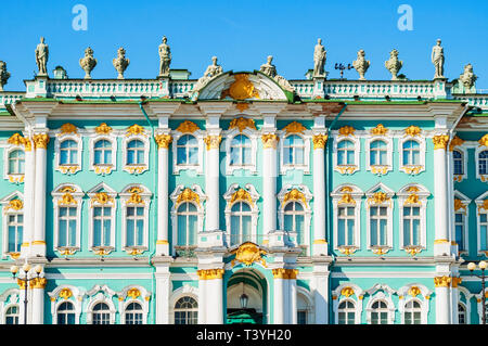 St. Petersburg, Russland, April 5, 2019. Winter Palace und der Eremitage Gebäude, Fassade. Das Winterpalais war die offizielle Residenz des R Stockfoto