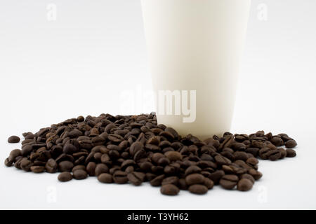 Take-out Tasse Kaffee auf Kaffeebohnen, weißen Hintergrund. Stockfoto