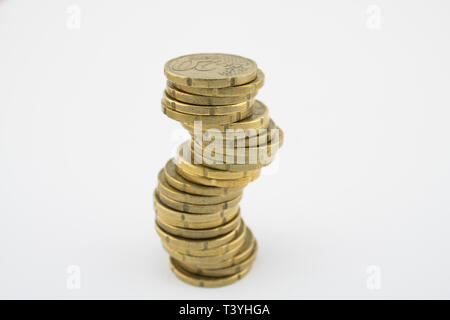 Instabilen Wirtschaft. 20 Euro Cent Münzen Stack auf weißem Hintergrund. Einsparungen von Münzen. Stockfoto