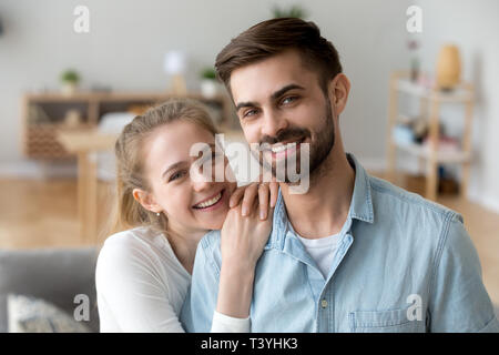 Kopf geschossen Portrait von Glücklich lächelnde Mann und Frau zu Hause Stockfoto