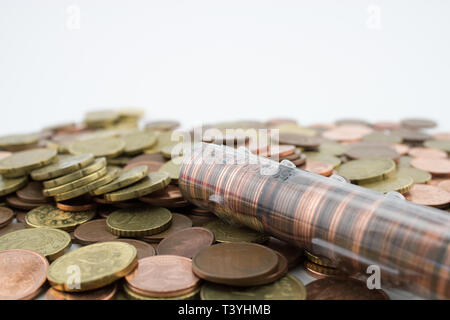 Rolle mit Euro Cent Münzen über mehr verschiedene Münzen. Münzen von geringem Wert. Einsparungen und Wirtschaft. Stockfoto