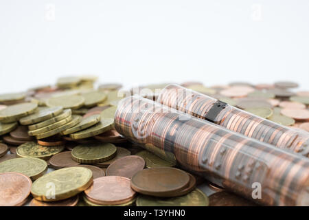 Rolle mit Euro Cent Münzen über mehr verschiedene Münzen. Münzen von geringem Wert. Einsparungen und Wirtschaft. Stockfoto