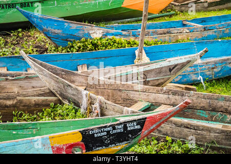 Dunga Fischerdorf in der Nähe von Kisumu, Kenia - März 8, 2019 - afrikanische Fischerboote auf n Strand Stockfoto