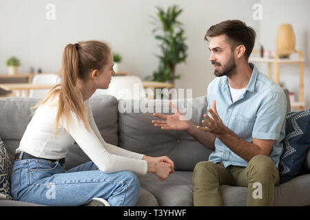 Ernsthafte junge Paar zusammen sitzen, reden über Beziehungen Stockfoto