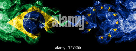 Brasilien Vs Europäische Union, EU-Rauch Flaggen nebeneinander. Dicke farbige seidig Rauch Fahnen der Brasilianischen und Europäischen Union, EU Stockfoto