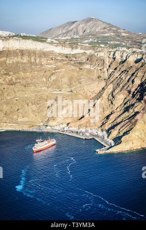 Boot vor Anker im Hafen Ormos Athinios Egeo, Griechenland Stockfoto